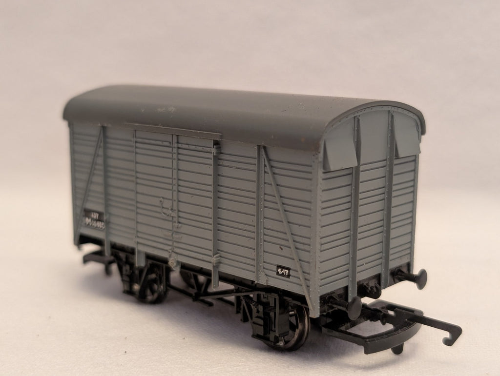 Hornby OO Gauge 12T Ventilated Van Goods Wagon M16485 BR Grey