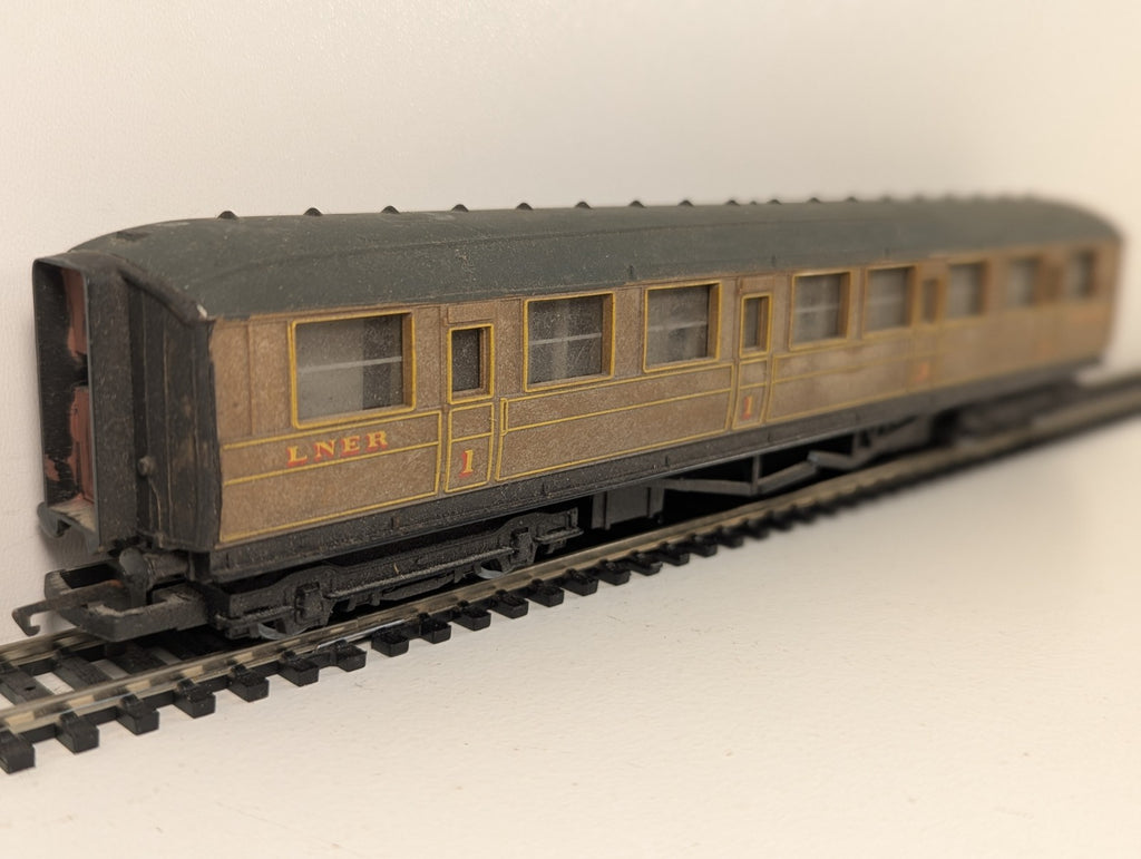 Hornby OO Gauge LNER Gresley Teak Coach – Repainted Roof