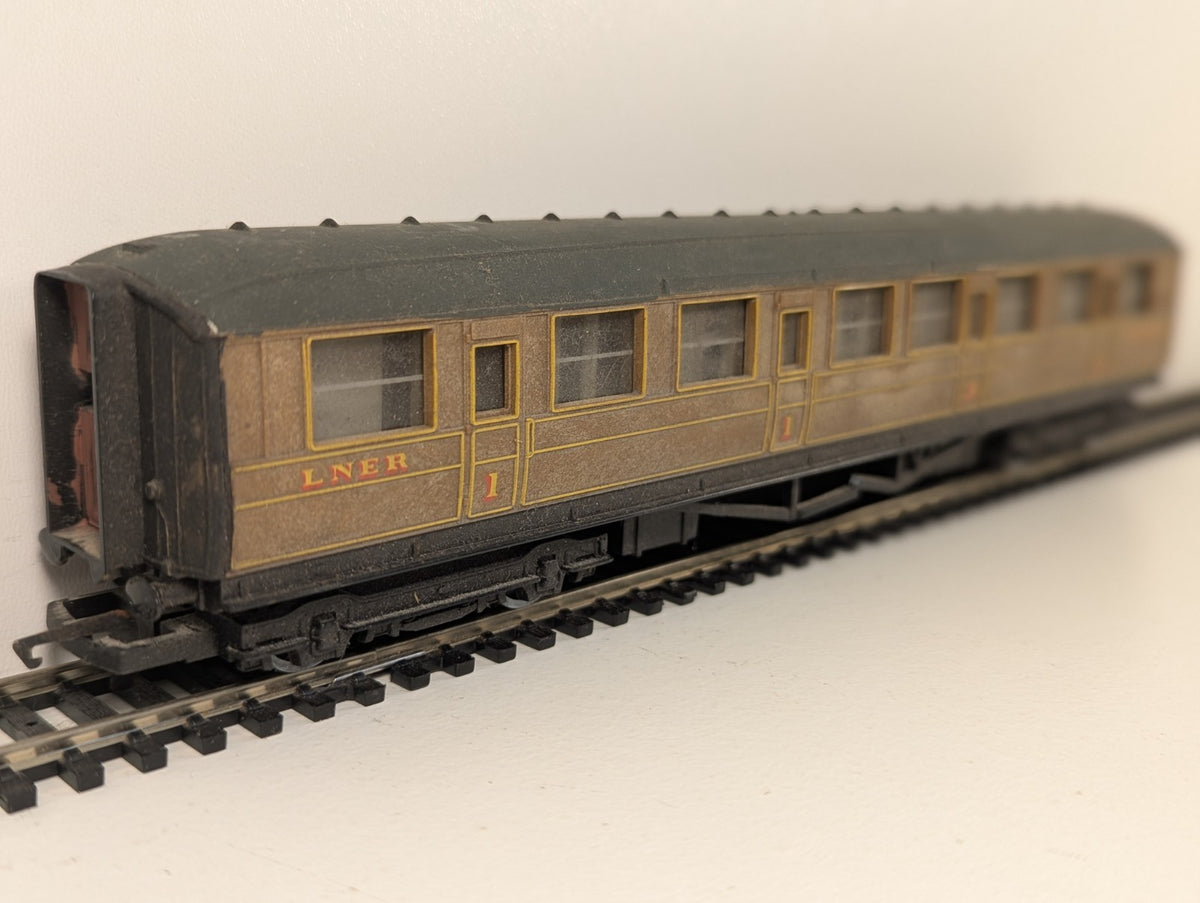 Hornby OO Gauge LNER Gresley Teak Coach – Repainted Roof