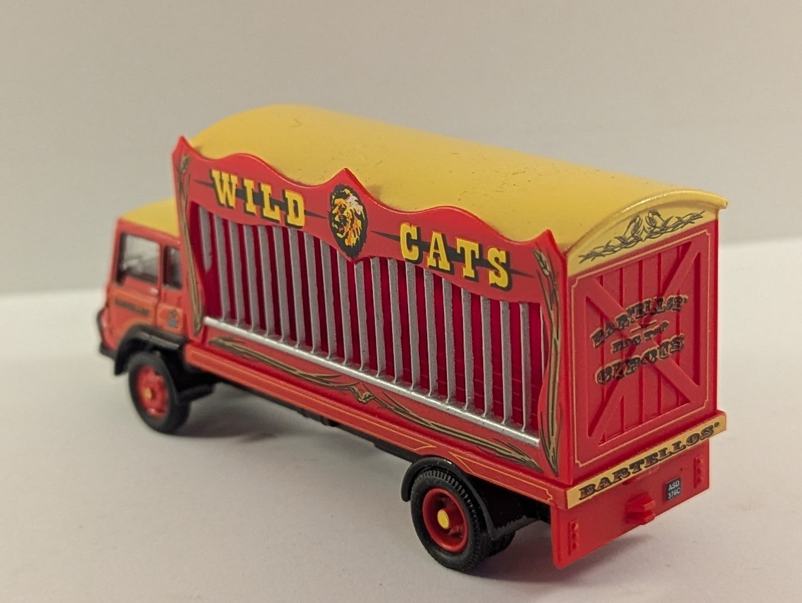 Hornby SkaleAutos Bartellos Big Top Circus Wild Cats Bedford TK Truck