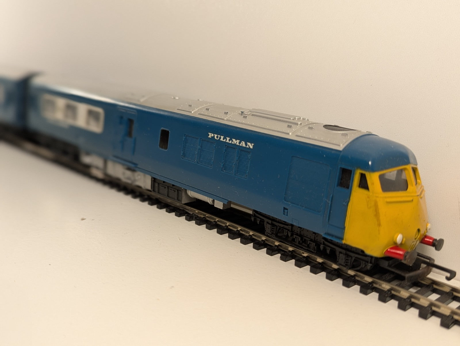 Tri-ang Hornby R555 OO Gauge BR Blue Pullman DMU Diesel Set