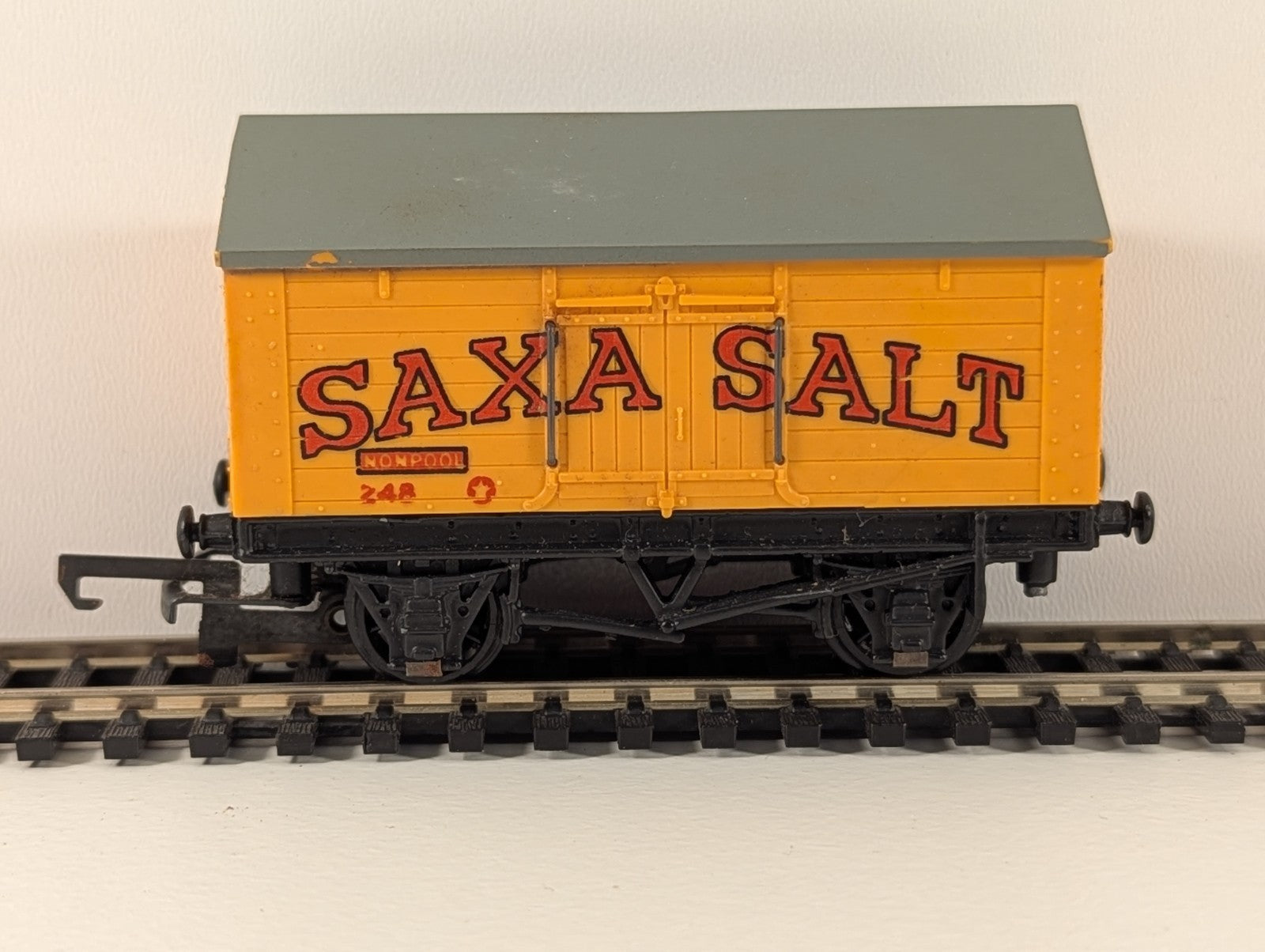 Wrenn 4665 – “Saxa” Salt Wagon (OO Gauge, Missing Coupling)
