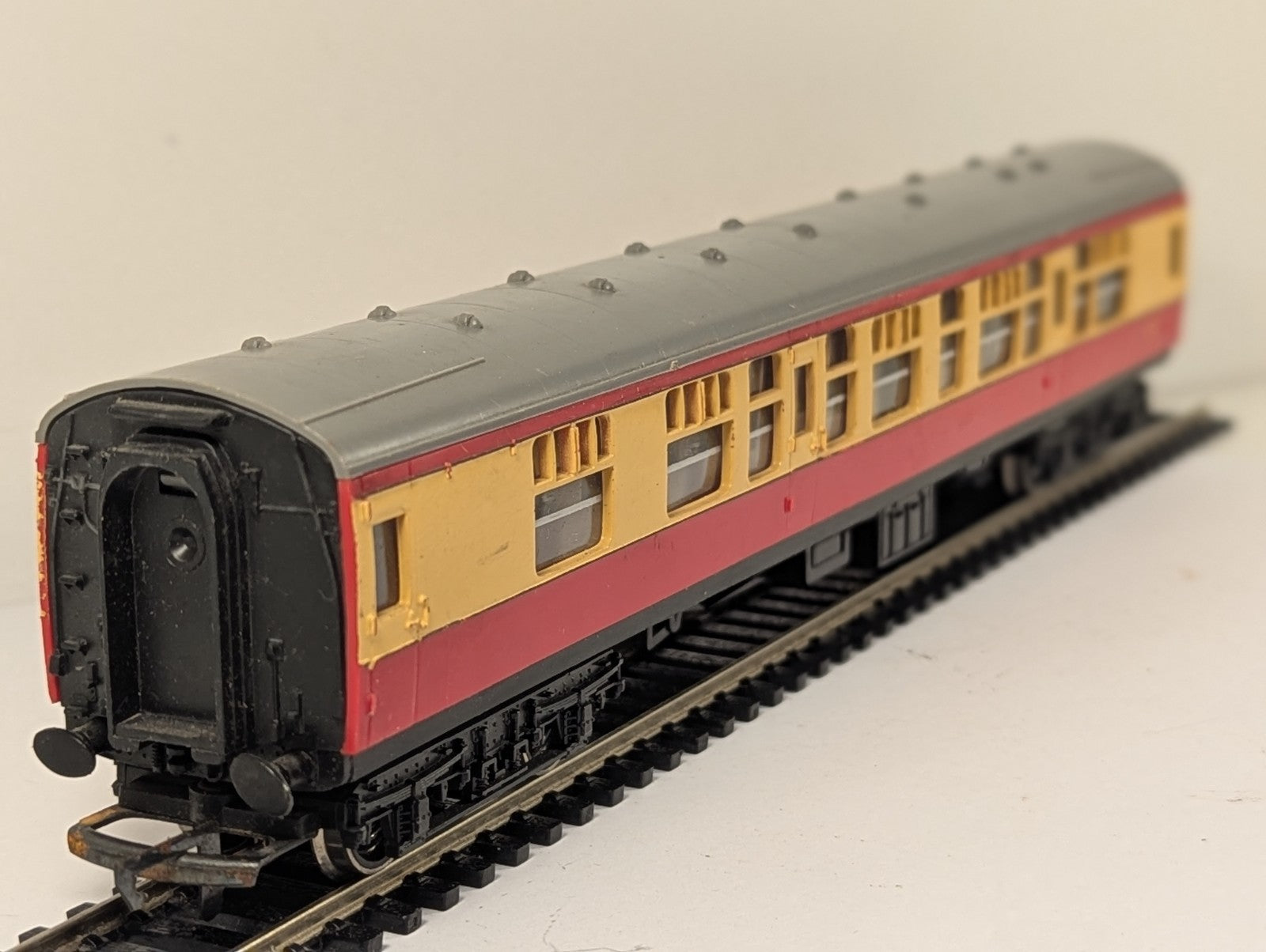 Tri-ang R626 BR Mk1 Composite Corridor Coach No. 15210 - Crimson & Cream