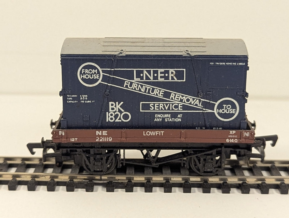 Mainline OO Gauge LNER Lowfit Wagon with LNER Furniture Removal Container