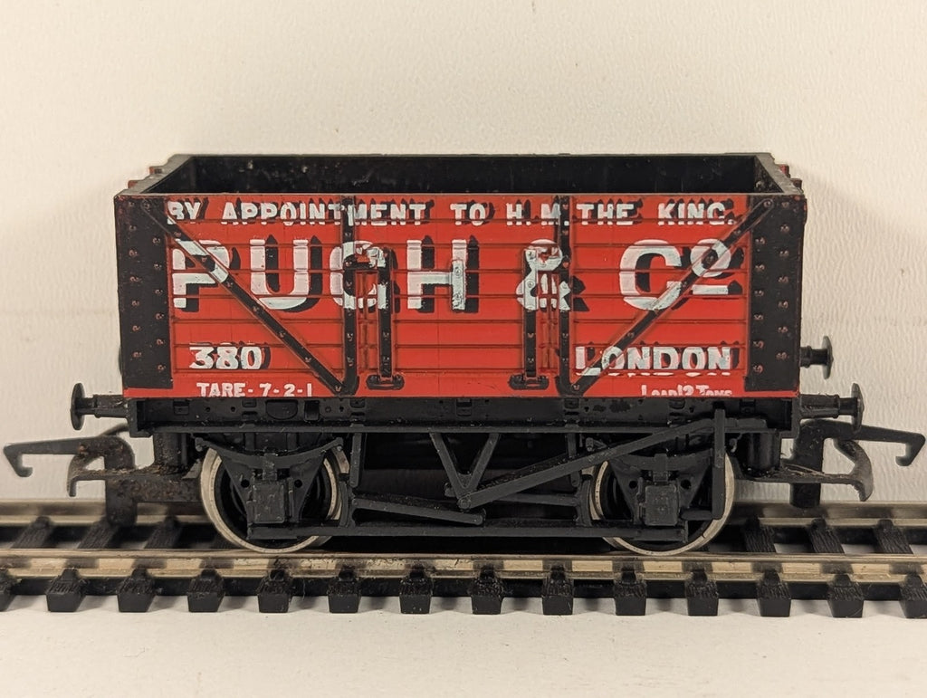 Hornby Railways OO Gauge Pugh & Co 7-Plank Open Wagon 380 Pugh & Co Red R010