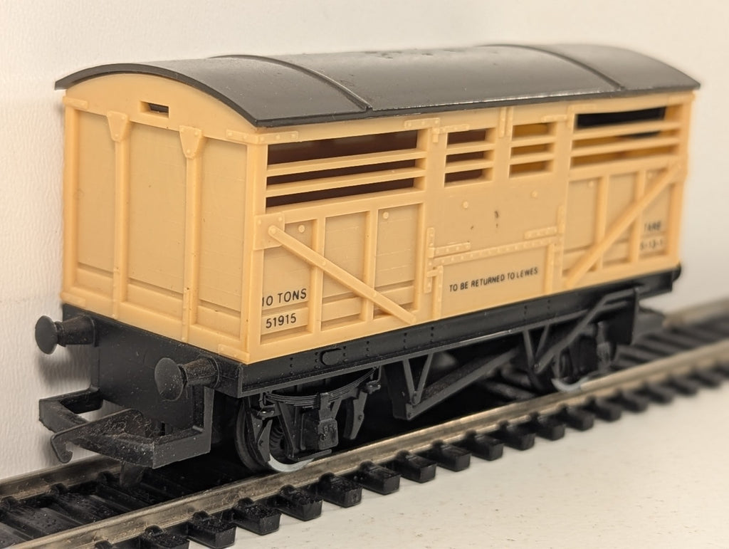 Hornby R013 SR 10 Ton Cattle Wagon 'To Be Returned To Lewes'