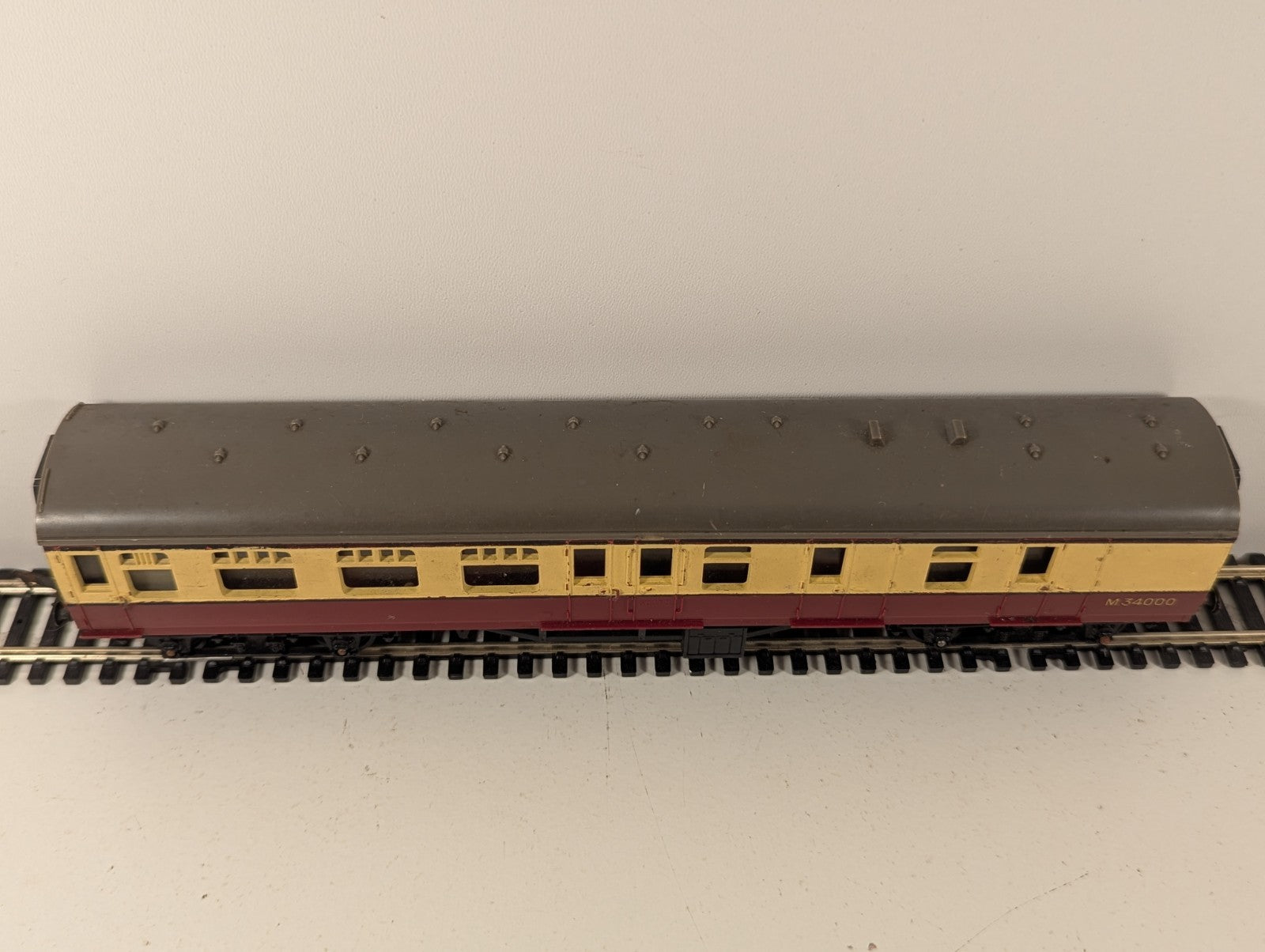 Tri-ang OO Gauge BR Brake 3rd Coach Blood & Custard