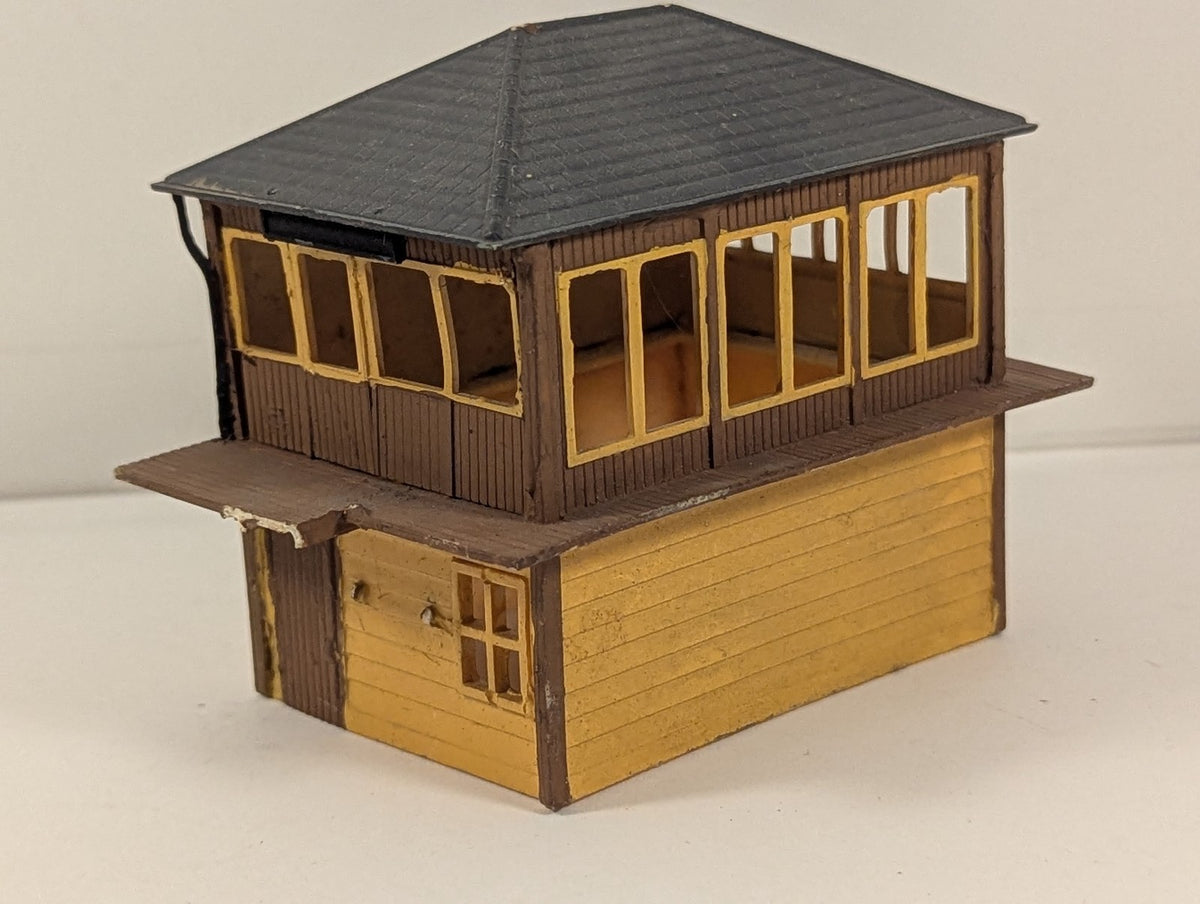 OO Gauge Timber Signal Box Brown and Yellow