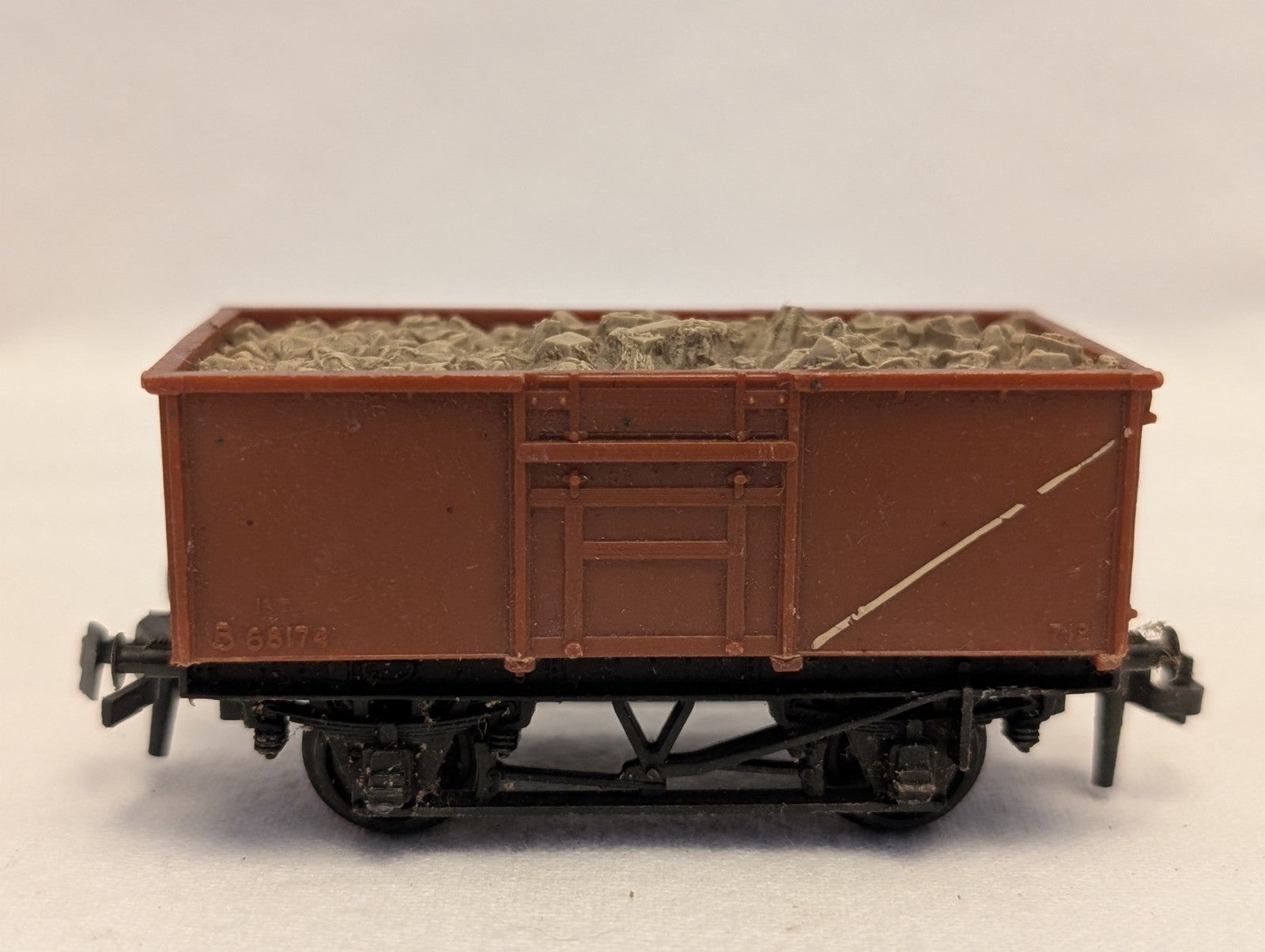 Trix OO Gauge 16-Ton Mineral Wagon Goods Wagon B68174 BR Bauxite