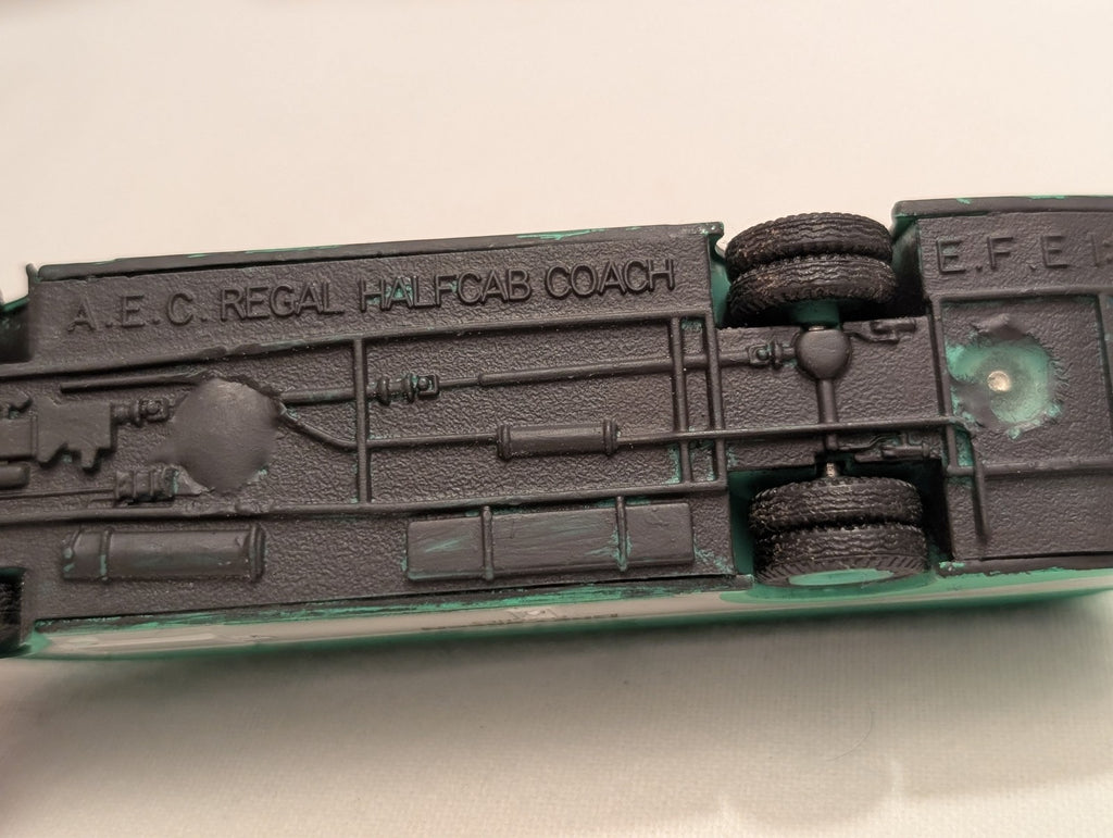 Exclusive First Editions 1:76 A.E.C. Regal Halfcab Coach Die-cast Coach HLW 981