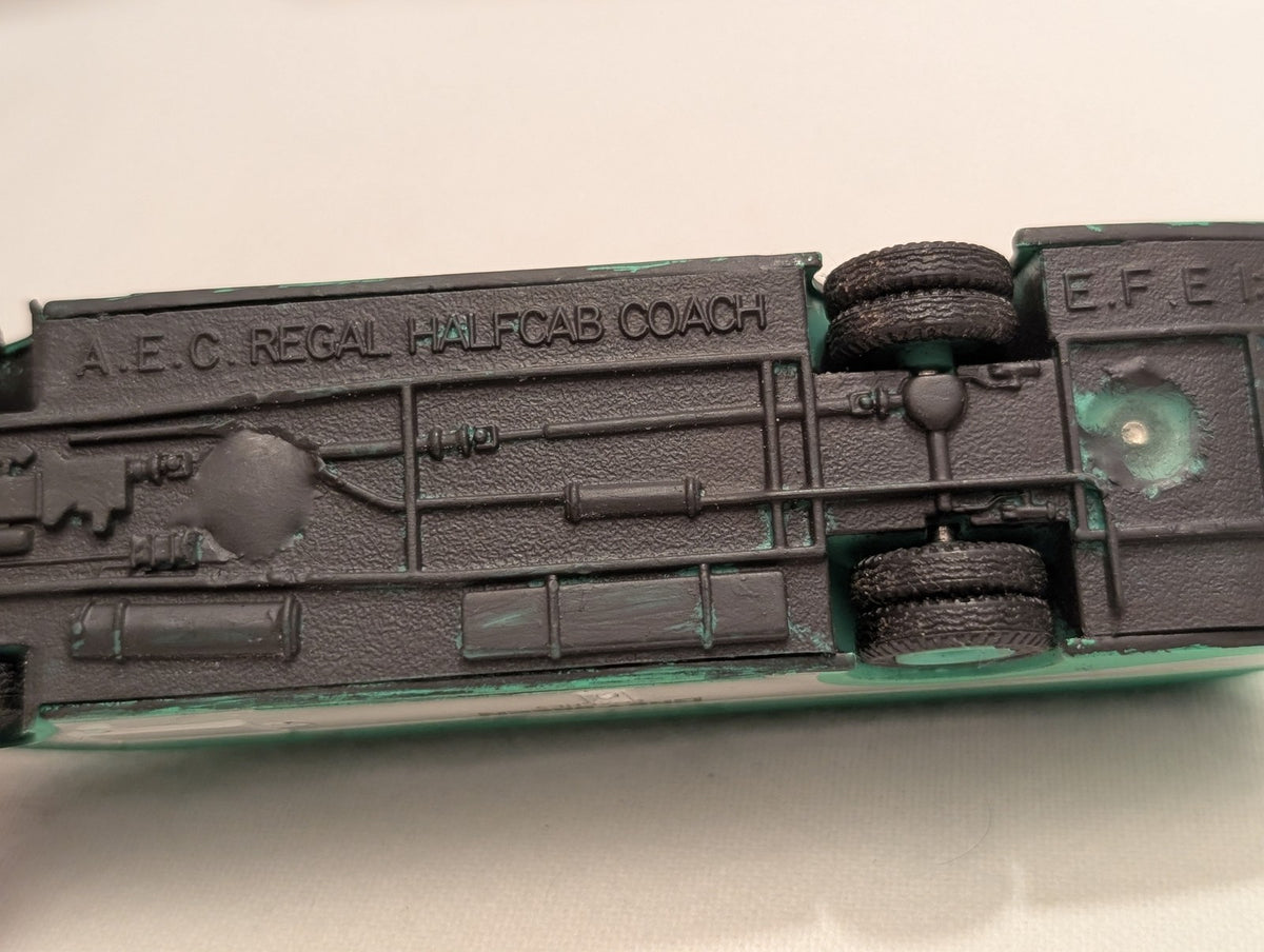 Exclusive First Editions 1:76 A.E.C. Regal Halfcab Coach Die-cast Coach HLW 981