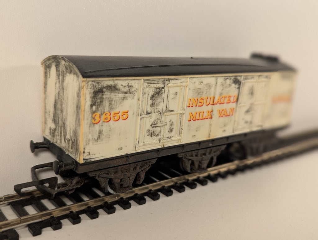 Hornby R734 OO Gauge LMS 6-Wheel Insulated Milk Van No. 3855 – Weathered