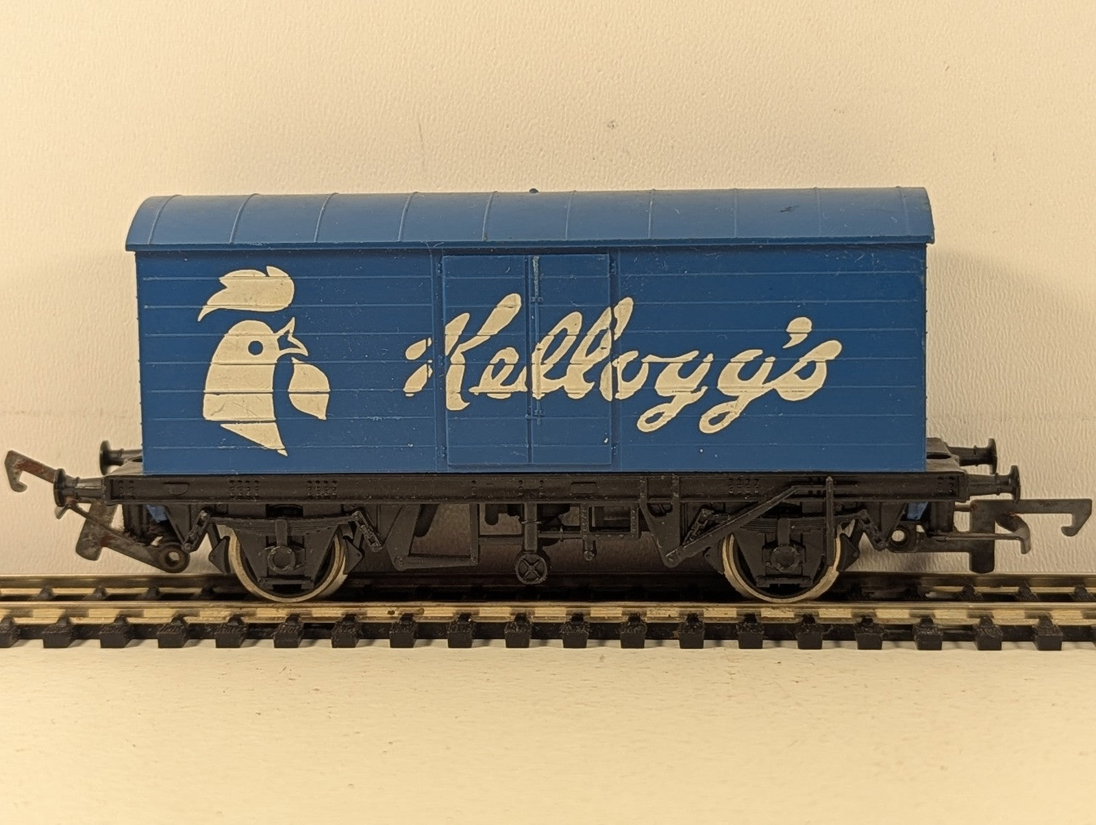 Hornby OO Gauge Kellogg's Closed Van Goods Wagon Kellogg's Blue R237