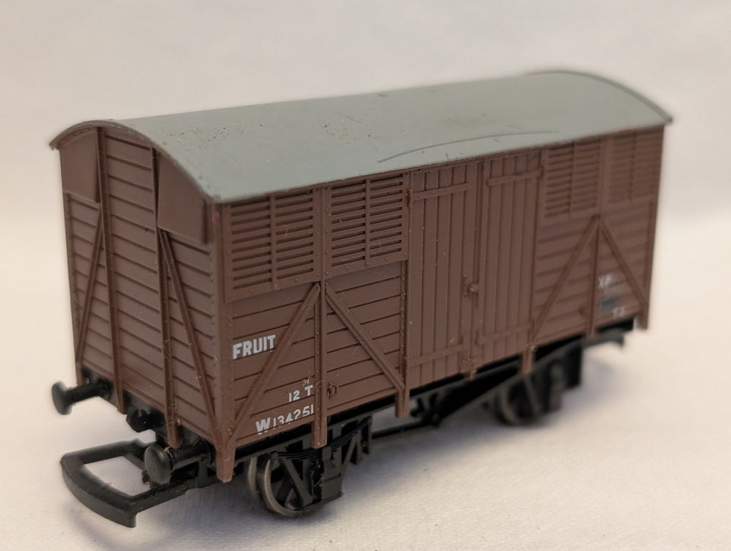 Hornby OO Gauge 12T Fruit Van Goods Wagon W134251 BR Bauxite R142