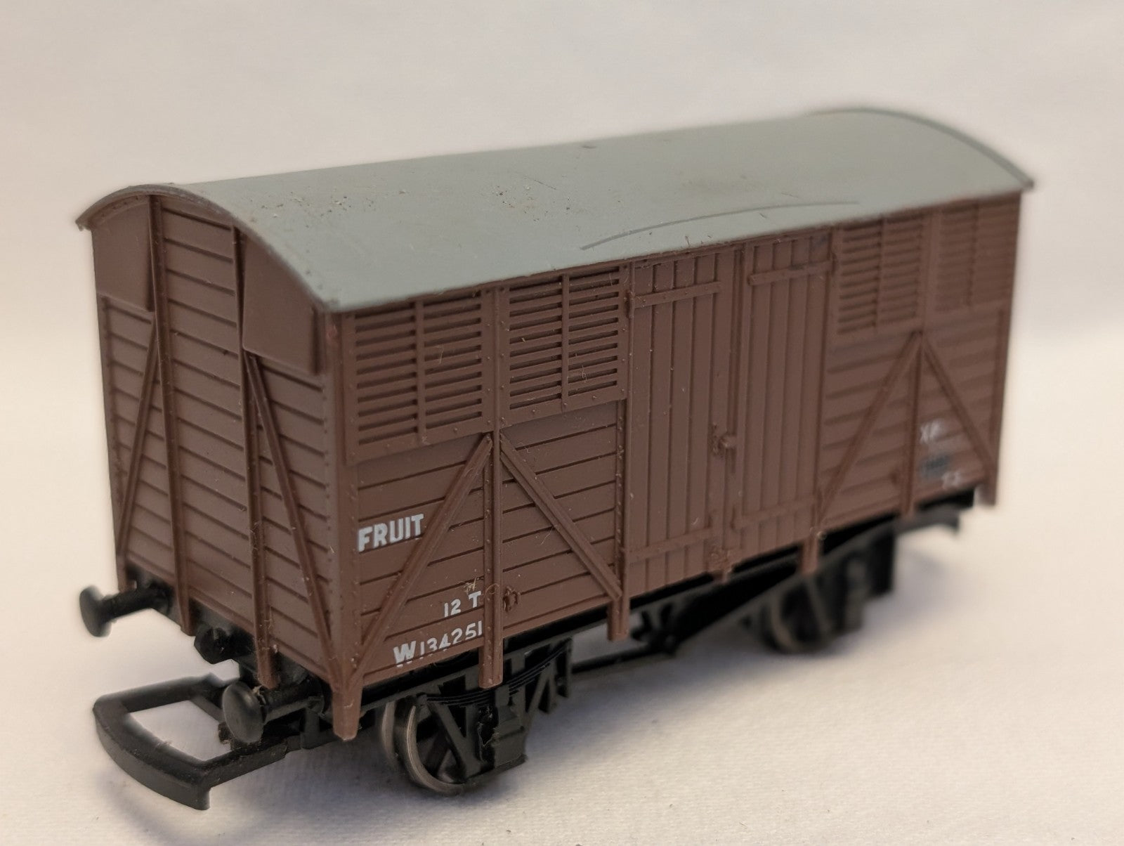 Hornby OO Gauge 12T Fruit Van Goods Wagon W134251 BR Bauxite R142