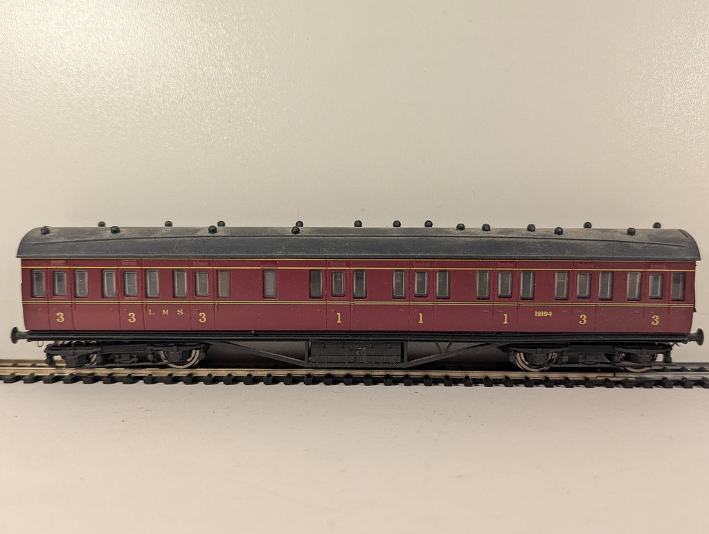 Dapol OO Gauge LMS Non-Corridor Composite Coach Passenger Coach 19194 LMS Maroon