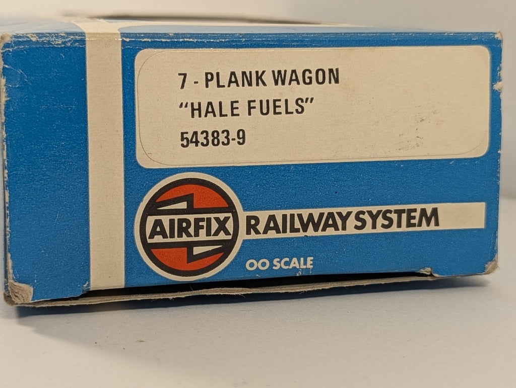 Airfix OO Gauge BR 12t Ventilated Van 'Express Dairy English Eggs' Goods Wagon