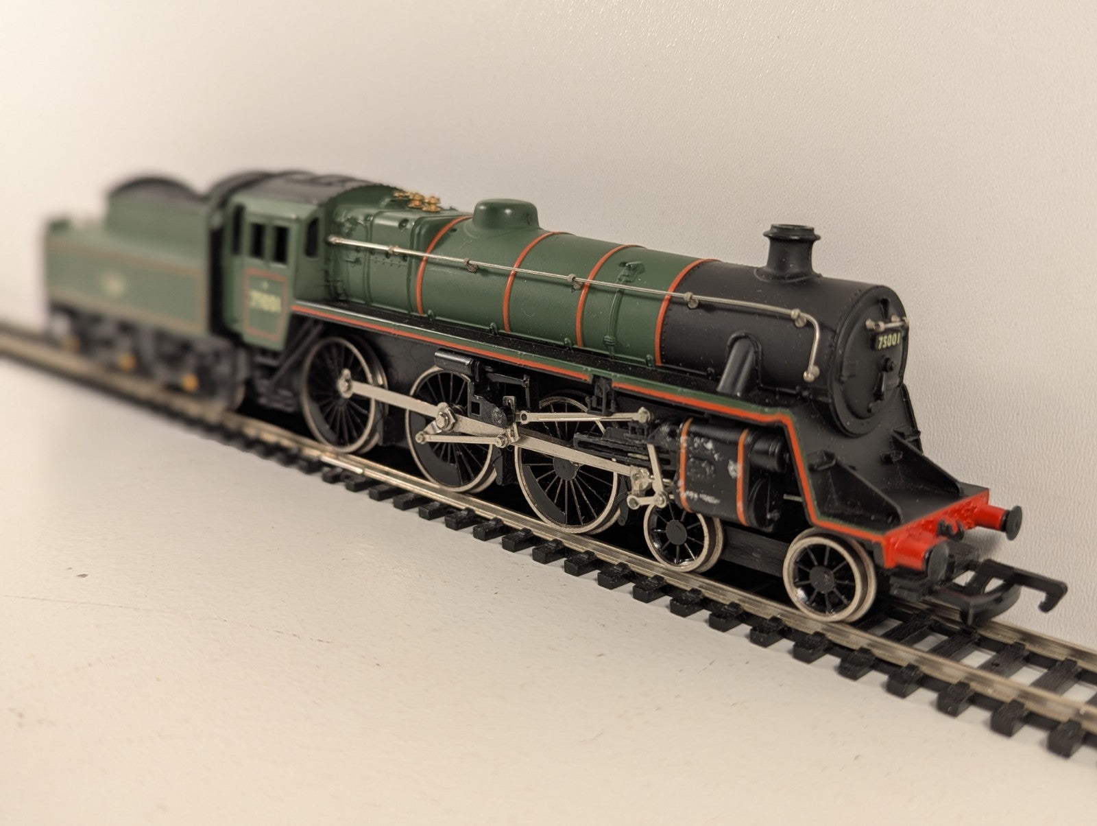 Mainline 37-053 OO Gauge BR Standard Class 4 4-6-0 Loco Green