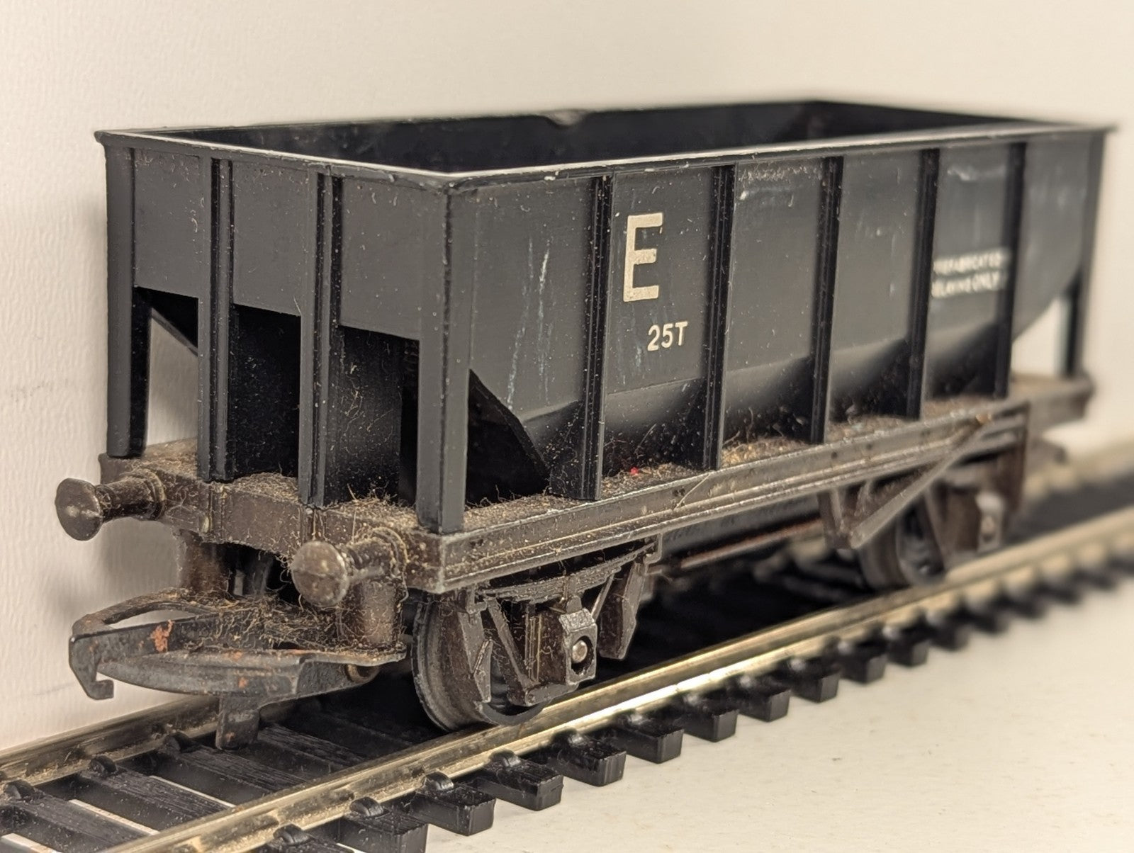 Tri-ang OO Gauge 25 Ton Hopper Wagon 'Prefabricated Relaying Only'