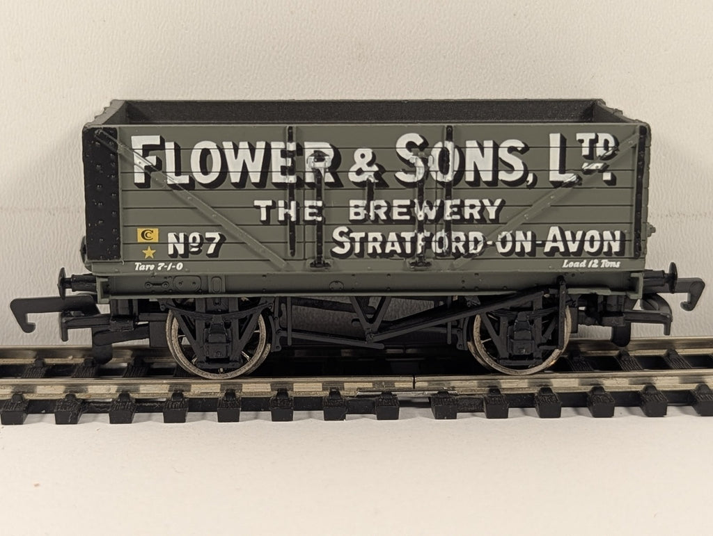 Bachmann OO Gauge 7 Plank Wagon 'Flower & Sons' Goods Wagon 33-104A