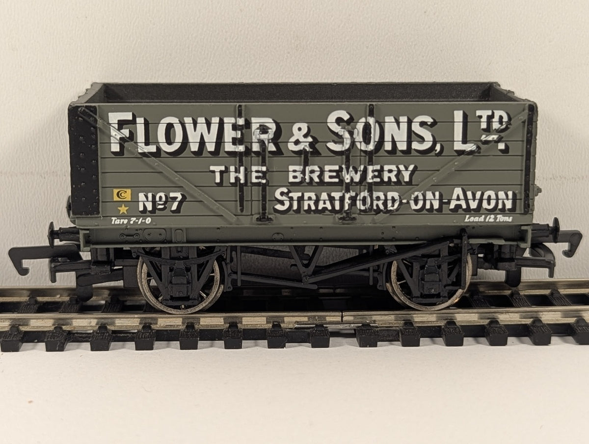 Bachmann OO Gauge 7 Plank Wagon 'Flower & Sons' Goods Wagon 33-104A