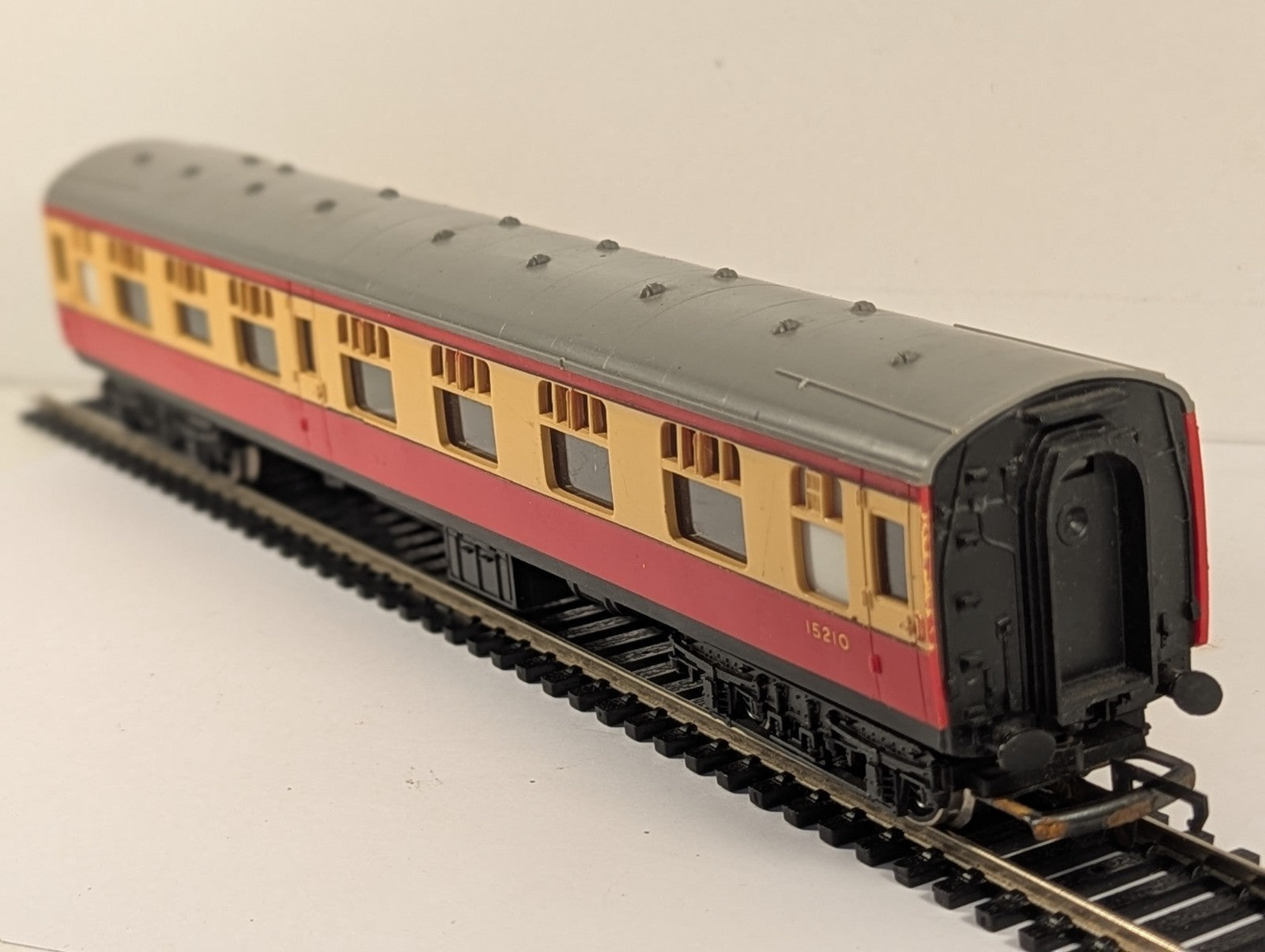 Tri-ang R626 BR Mk1 Composite Corridor Coach No. 15210 - Crimson & Cream