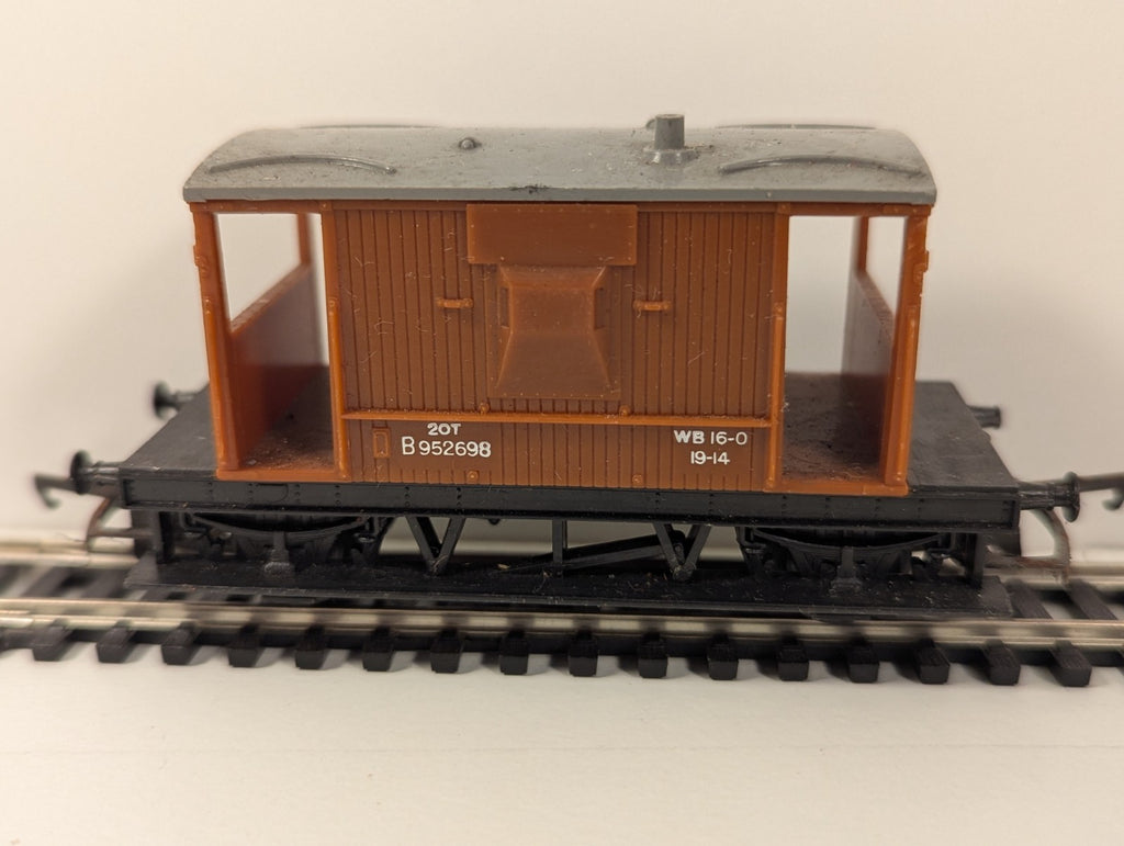Hornby 20T Brake Van – Brown with Grey Roof – OO Gauge