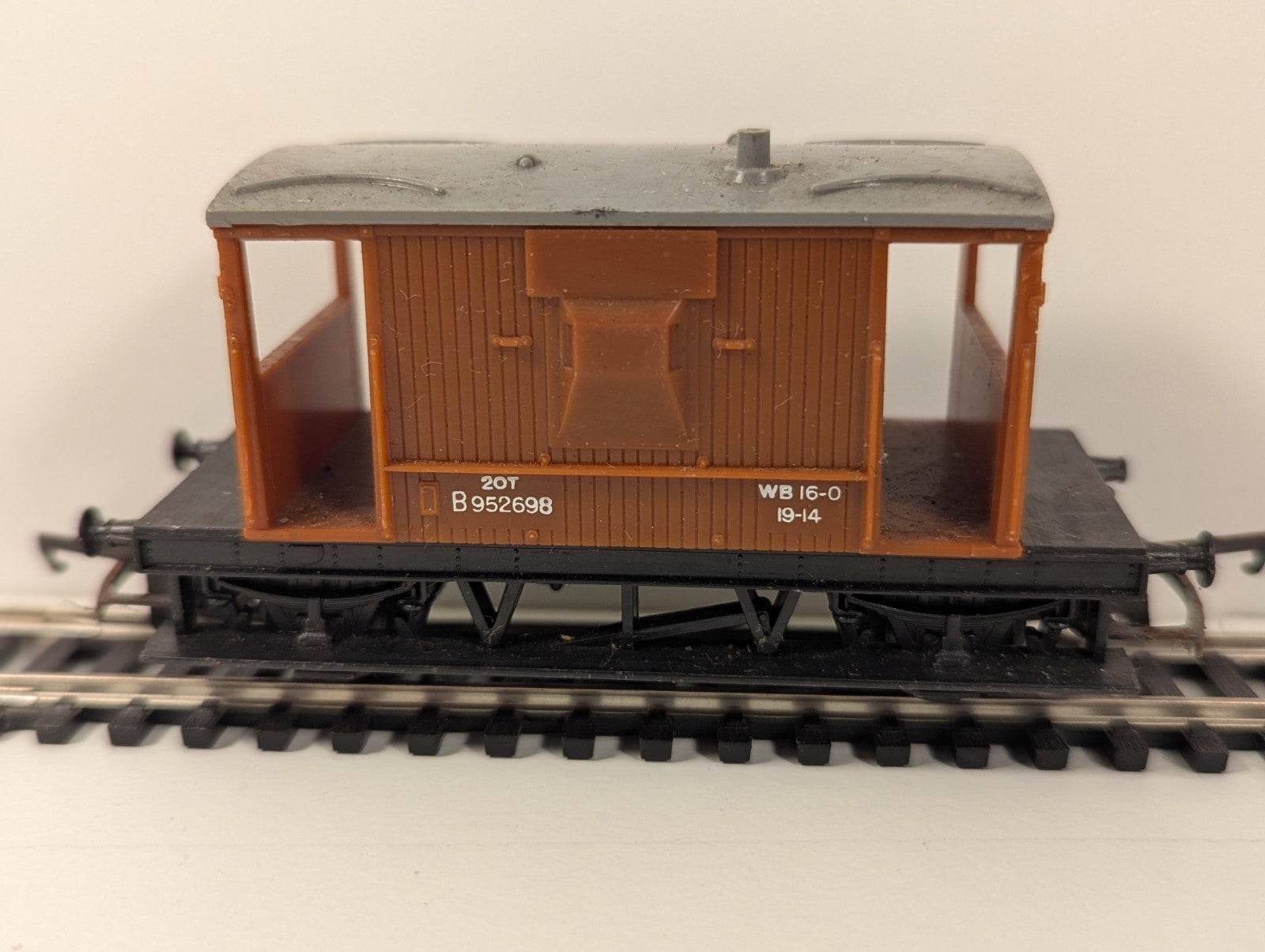 Hornby 20T Brake Van – Brown with Grey Roof – OO Gauge