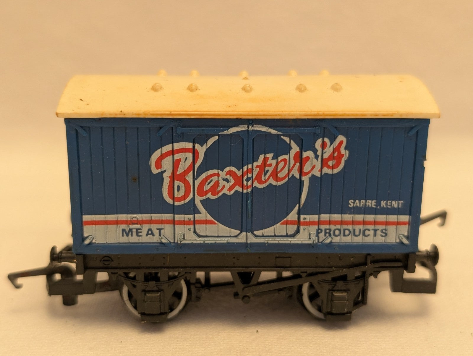 Hornby OO Gauge Baxter's Ventilated Van Goods Wagon Baxter's Meat Products