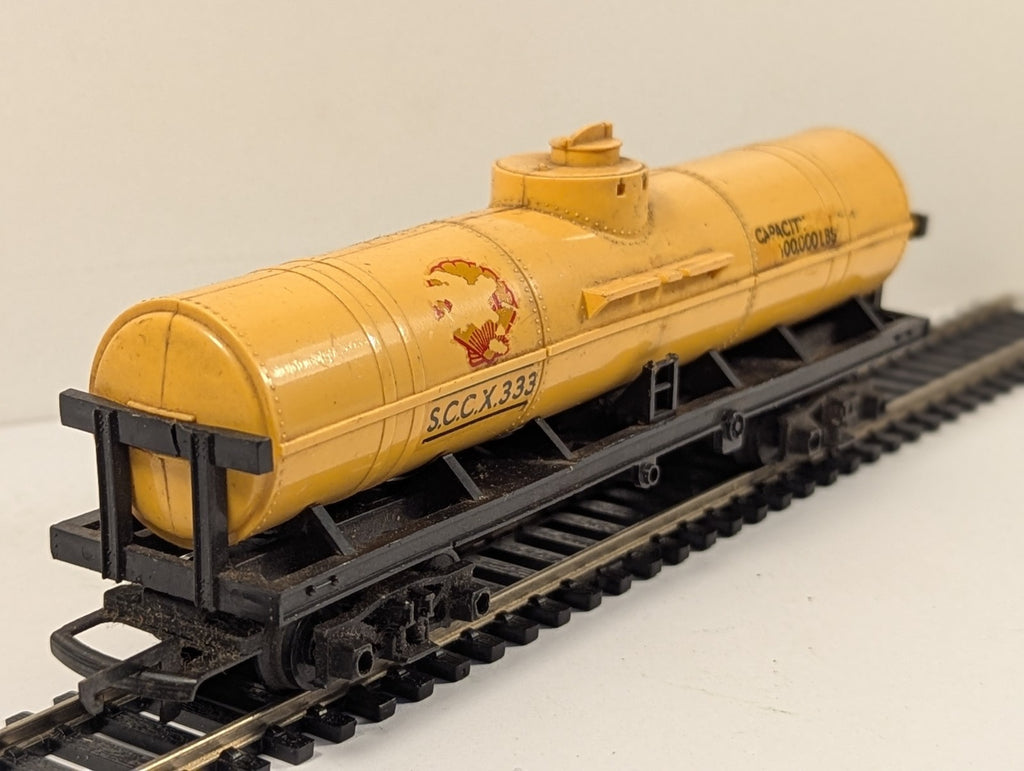 Tri-ang R117 OO Gauge Shell Oil Tanker Wagon - Broken Coupler