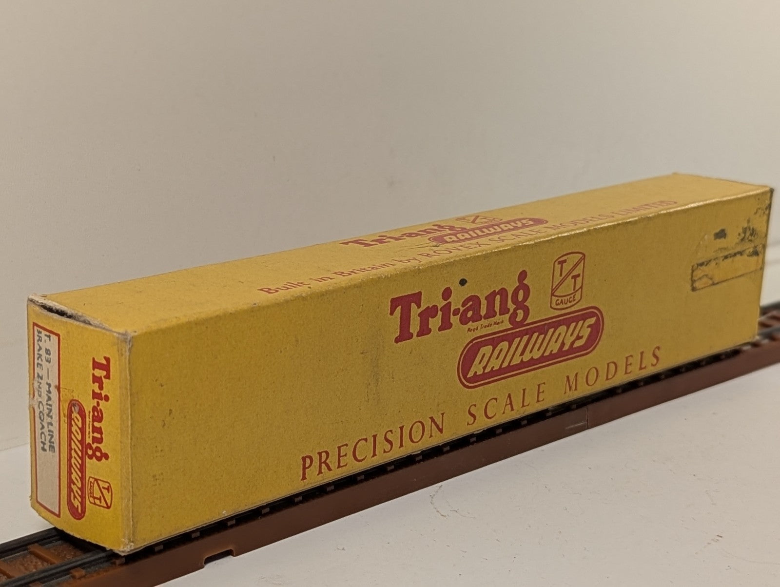 Tri-ang TT Gauge T83 Mk1 Brake Second Coach Maroon W53111