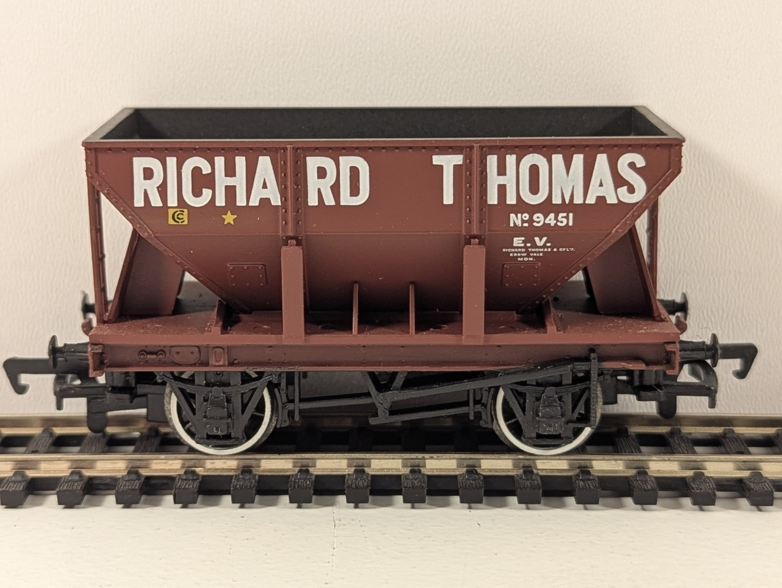 Bachmann Branchline OO Gauge 24-Ton Ore Wagon – Richard Thomas Livery No. 9451