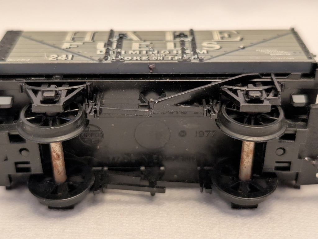 Airfix OO Gauge 7 Plank Open Wagon 'Hale Fuels' Goods Wagon 241