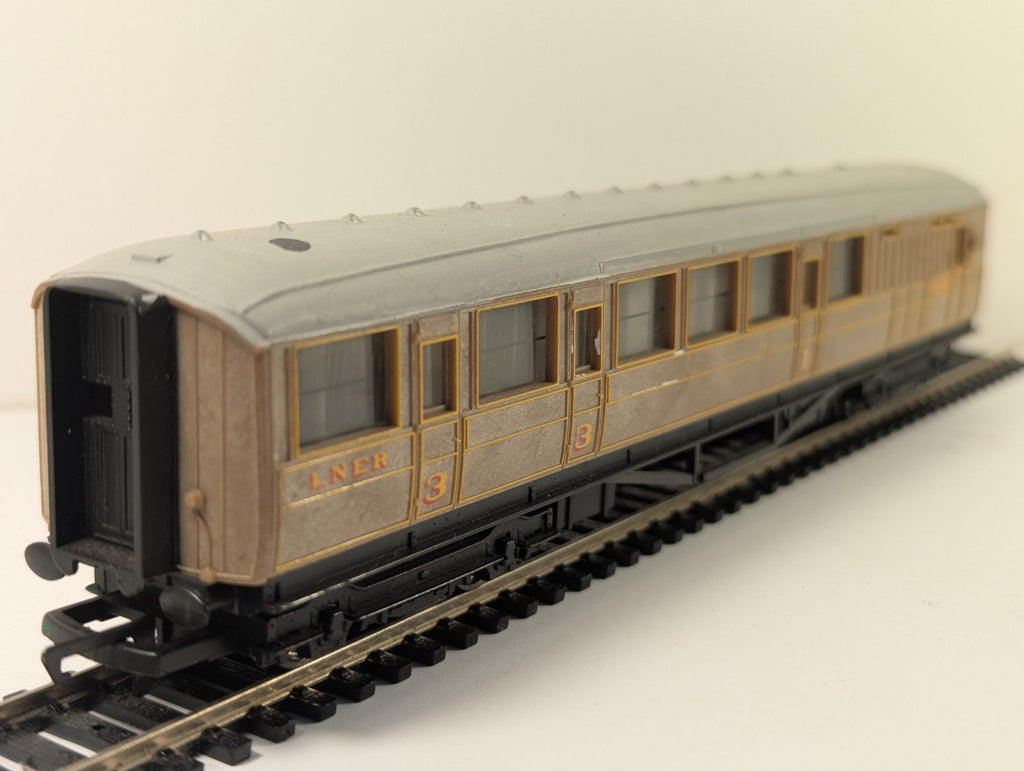 Hornby R1039 OO Gauge LNER Teak Composite Brake End Coach 4236