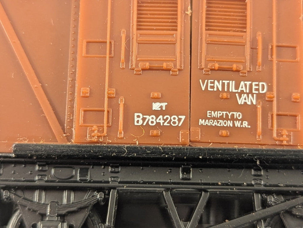 Hornby R205 OO Gauge BR 12 Ton Ventilated Van