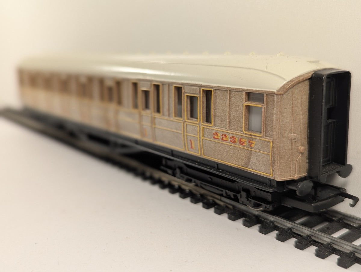 Hornby OO Gauge Gresley Composite Coach Passenger Coach 22357 LNER Teak R435