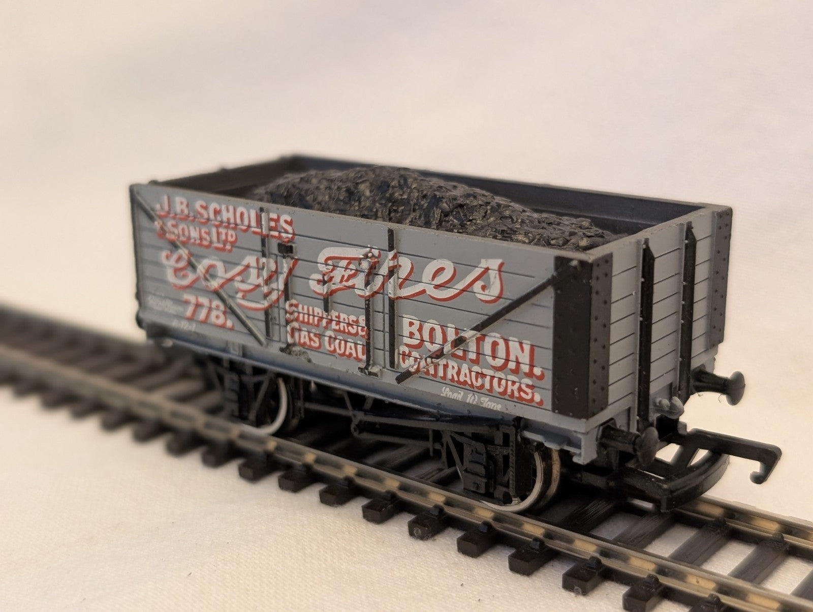 Bachmann OO Gauge 7 Plank Wagon J.B. Scholes & Sons Ltd 'Cosy Fires