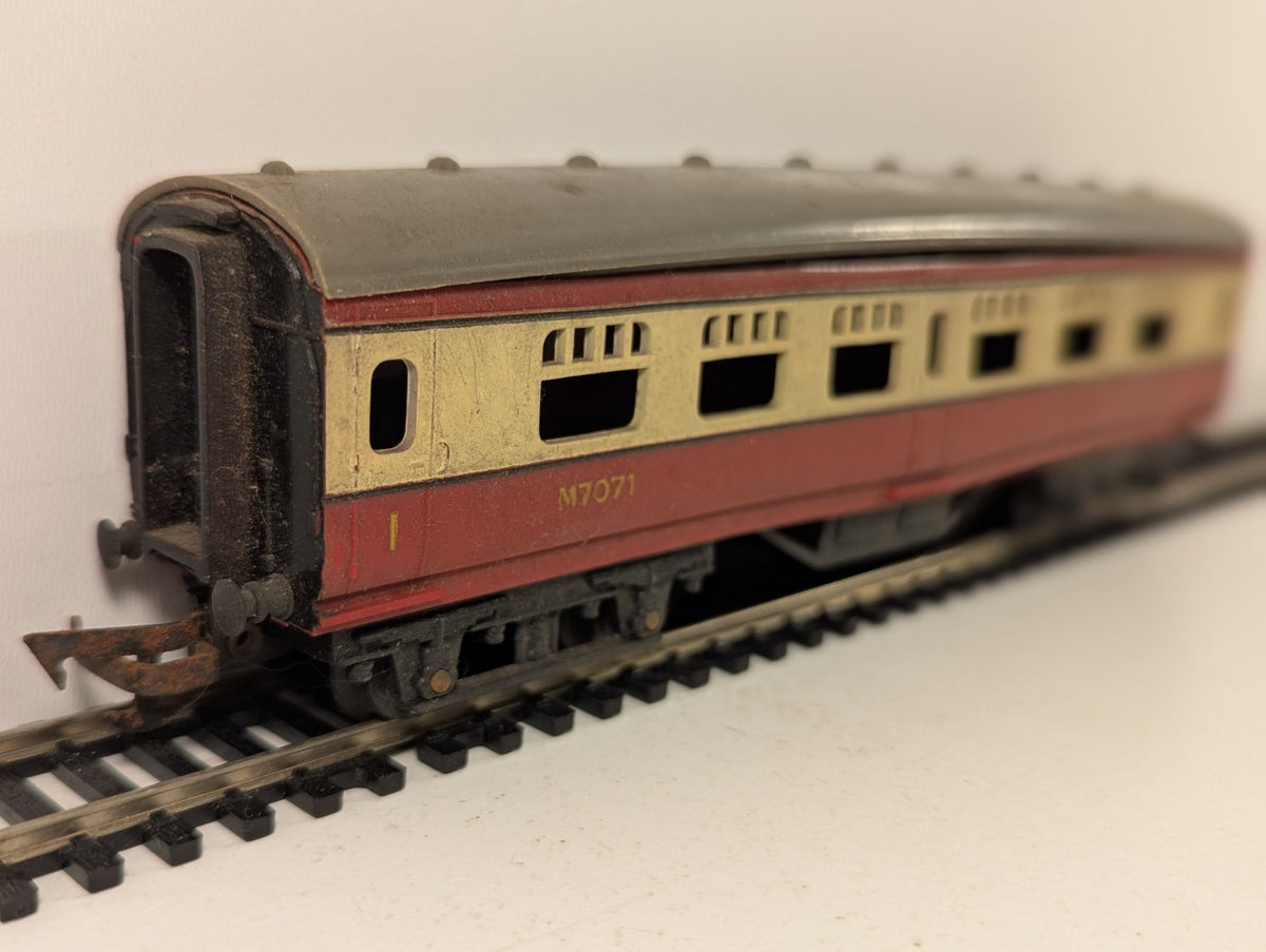Tri-ang OO Gauge Crimson & Cream Corridor Coach (Bent Roof)
