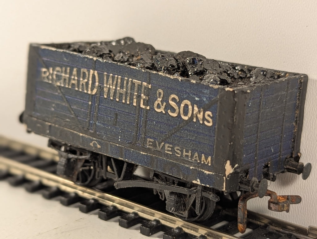 Peco Products R52-3W OO Gauge 7 Plank Wagon Richard White - missing coupler