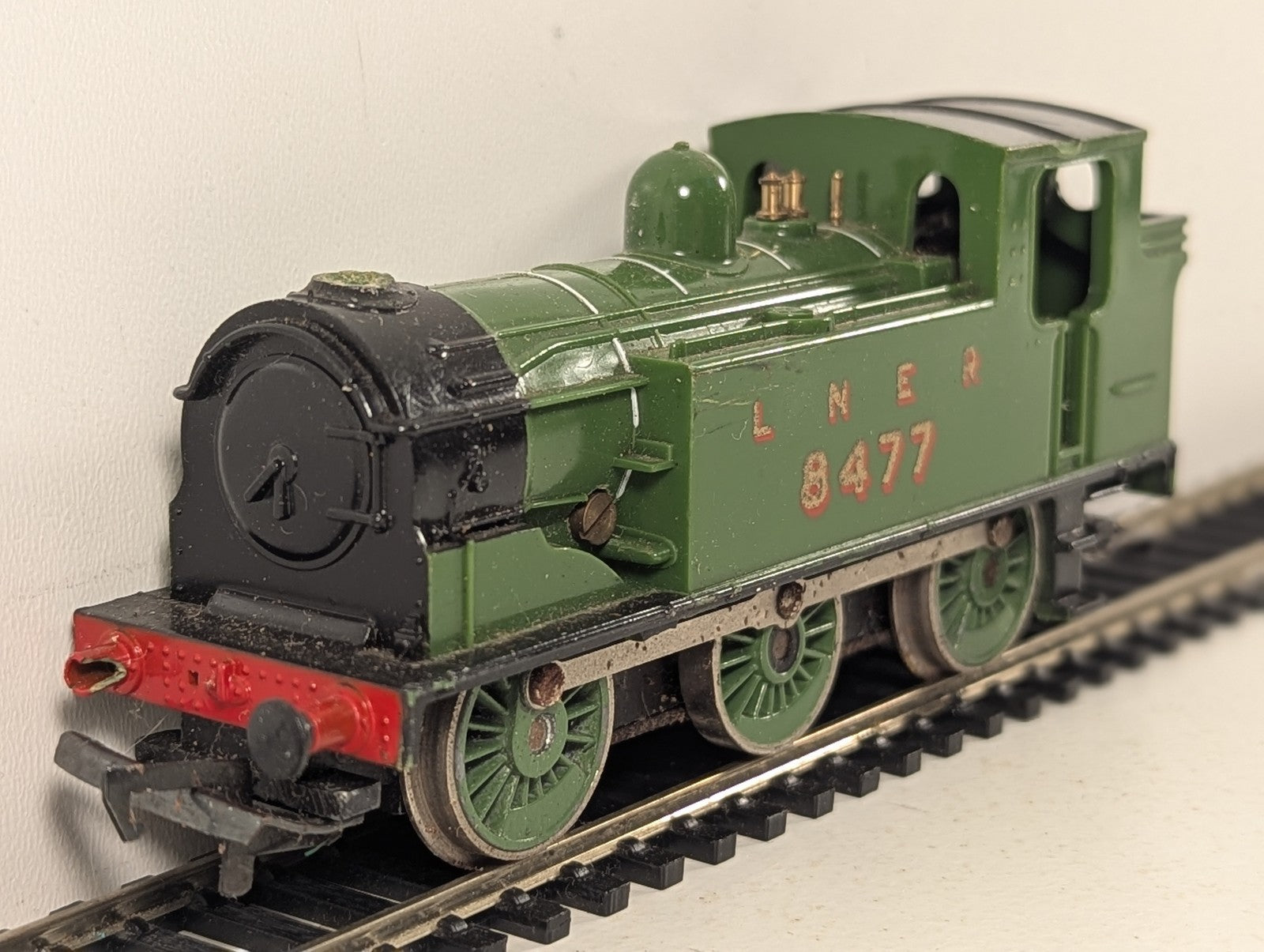 Hornby OO Gauge Class J83 0-6-0T Steam Locomotive 8477 LNER Green R316