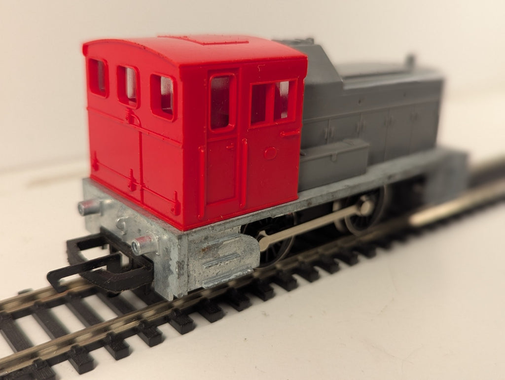 Hornby R799 OO Gauge CEGB 0-4-0 Diesel Shunter – Repainted