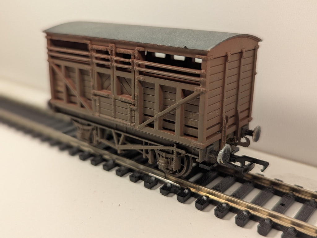 Mainline 12-Ton Cattle Wagon – Weathered – Fitted with Kadee Couplings