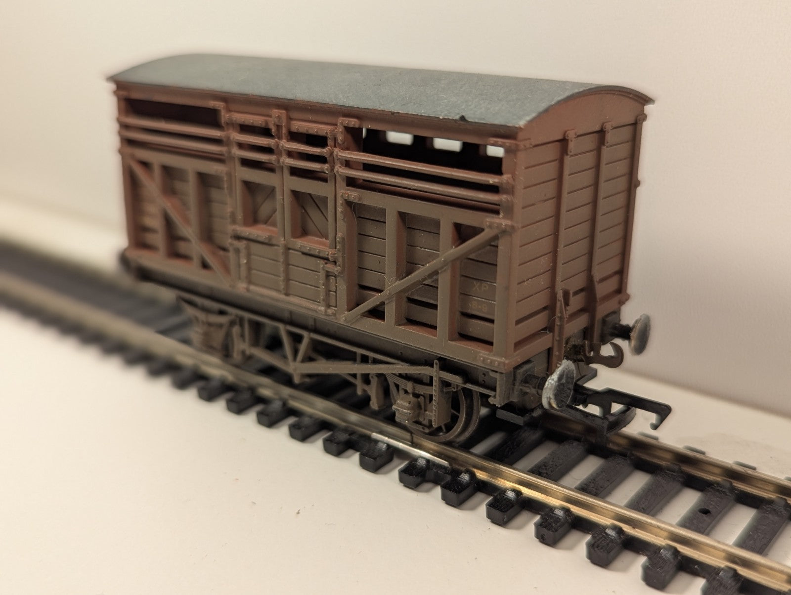Mainline 12-Ton Cattle Wagon – Weathered – Fitted with Kadee Couplings