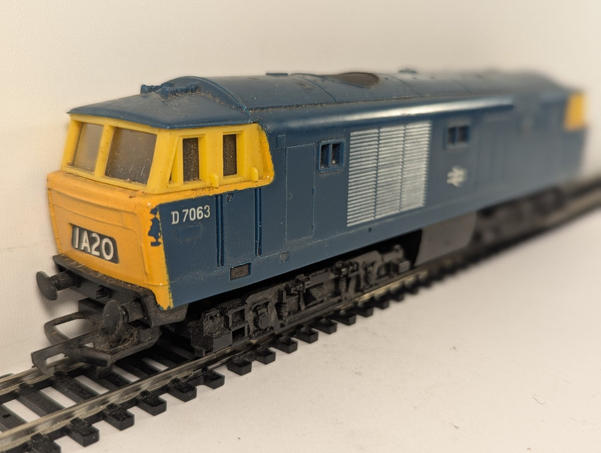 Hornby OO Gauge Class 35 Hymek Diesel Locomotive D7063 BR Blue R.758