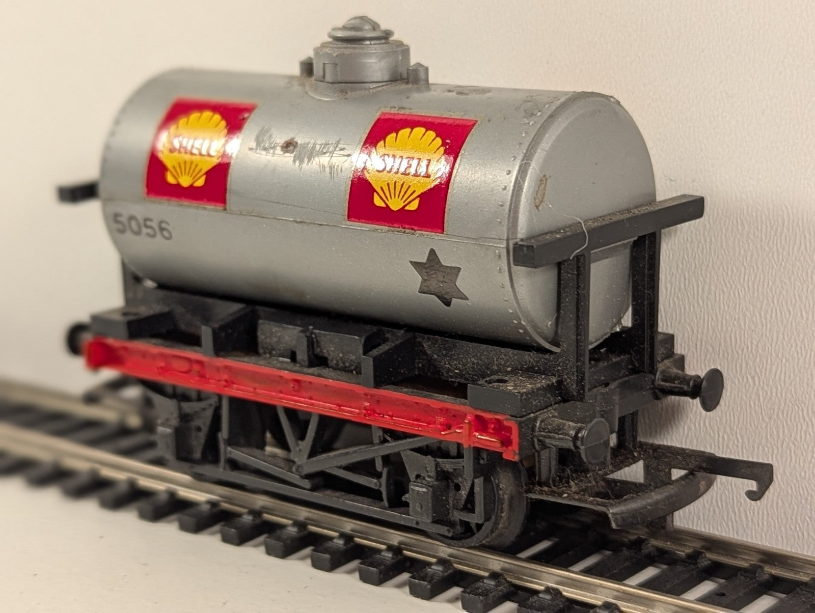 Tri-ang Hornby R.12 Shell Tank Wagon No. 5056 – OO Gauge
