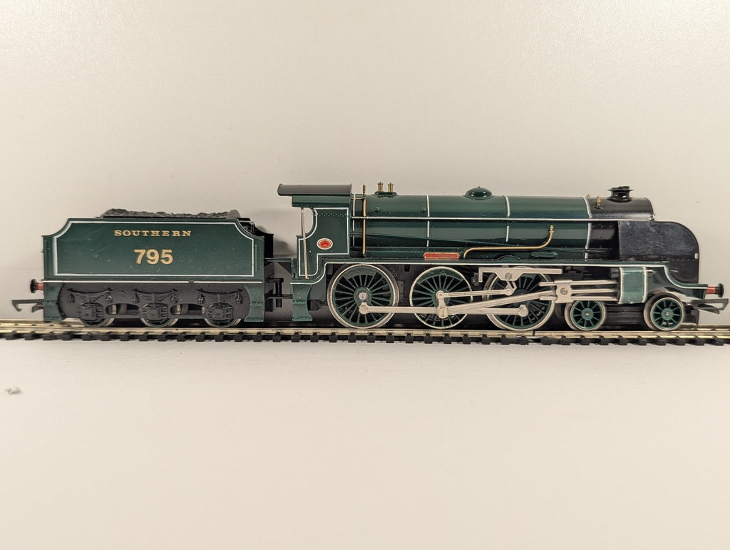 Hornby OO Gauge Class N15 King Arthur Class 'Sir Dinadan' Steam Locomotive 795