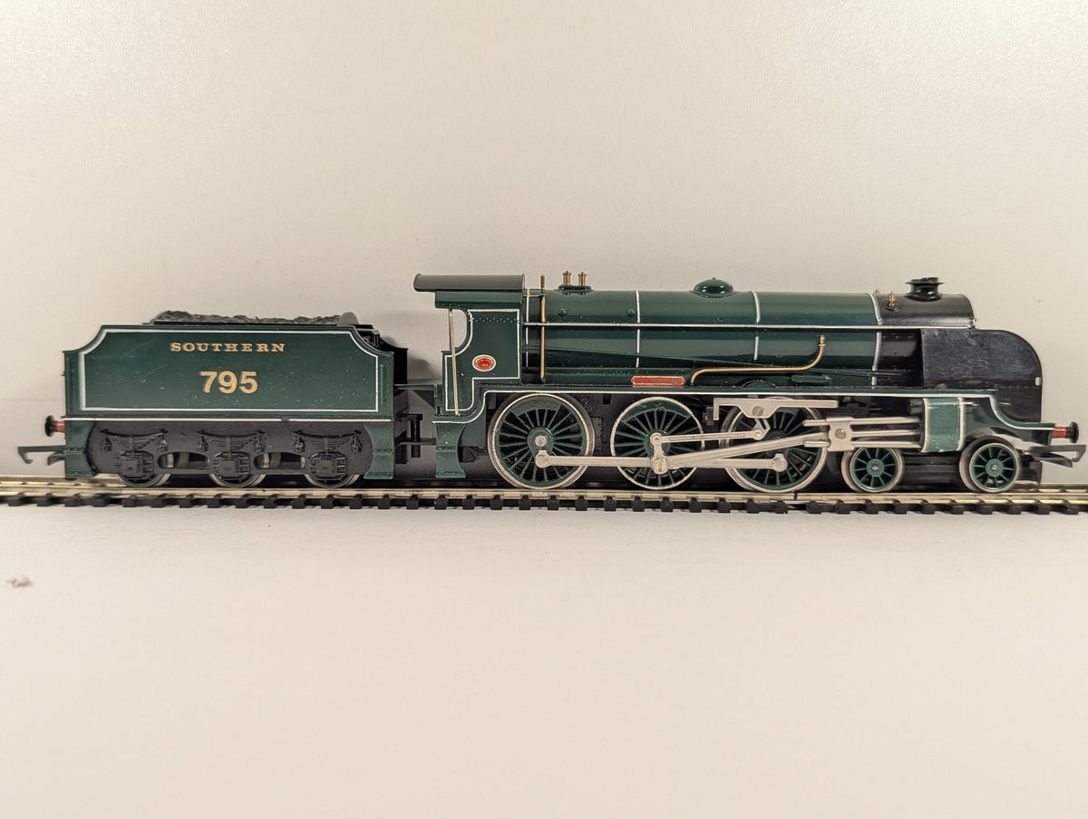 Hornby OO Gauge Class N15 King Arthur Class 'Sir Dinadan' Steam Locomotive 795