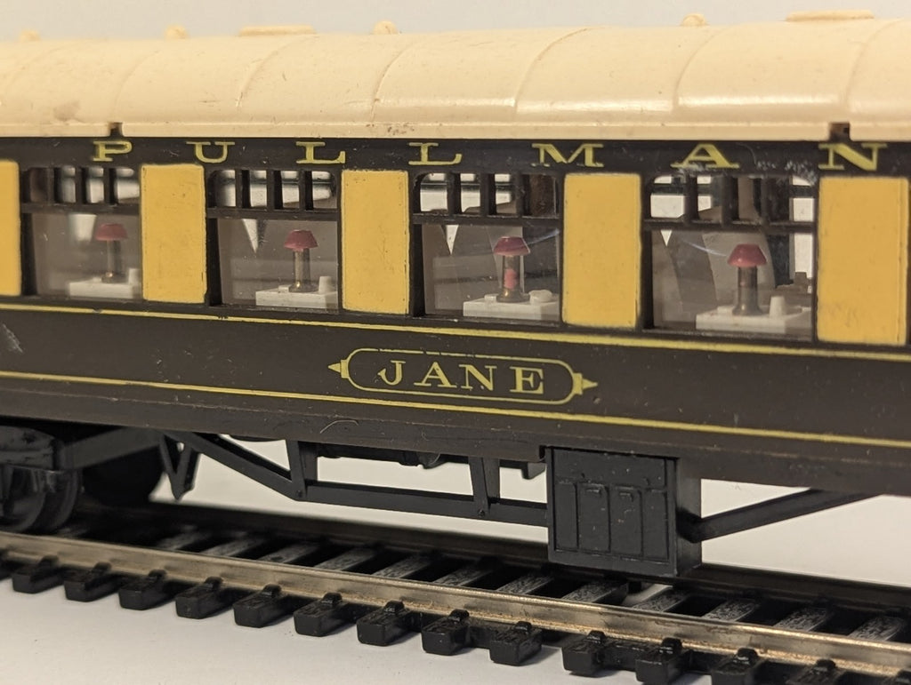 Hornby OO Gauge R223 Pullman Coach Jane