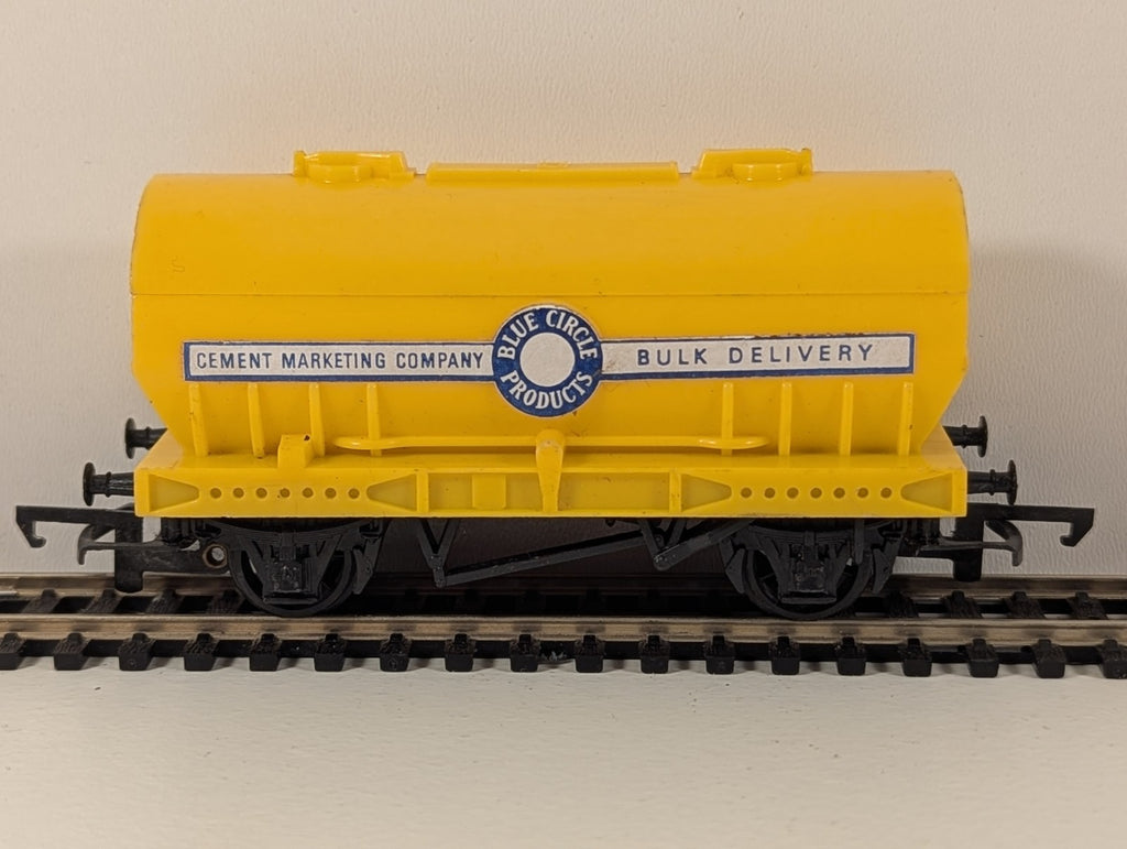 Hornby R564 / Tri-ang OO Gauge PCV Cemflo Cement Wagon – Blue Circle (Yellow)