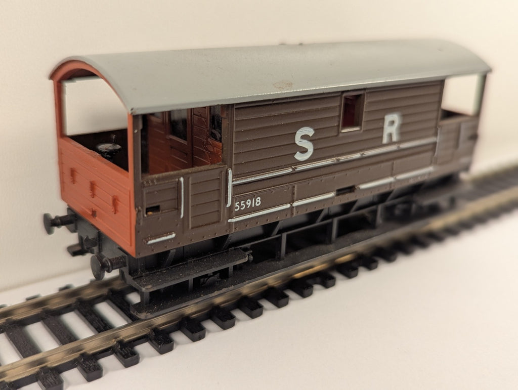 Hornby R6802 OO Gauge SR 20-Ton Goods Brake Van – Missing Coupling